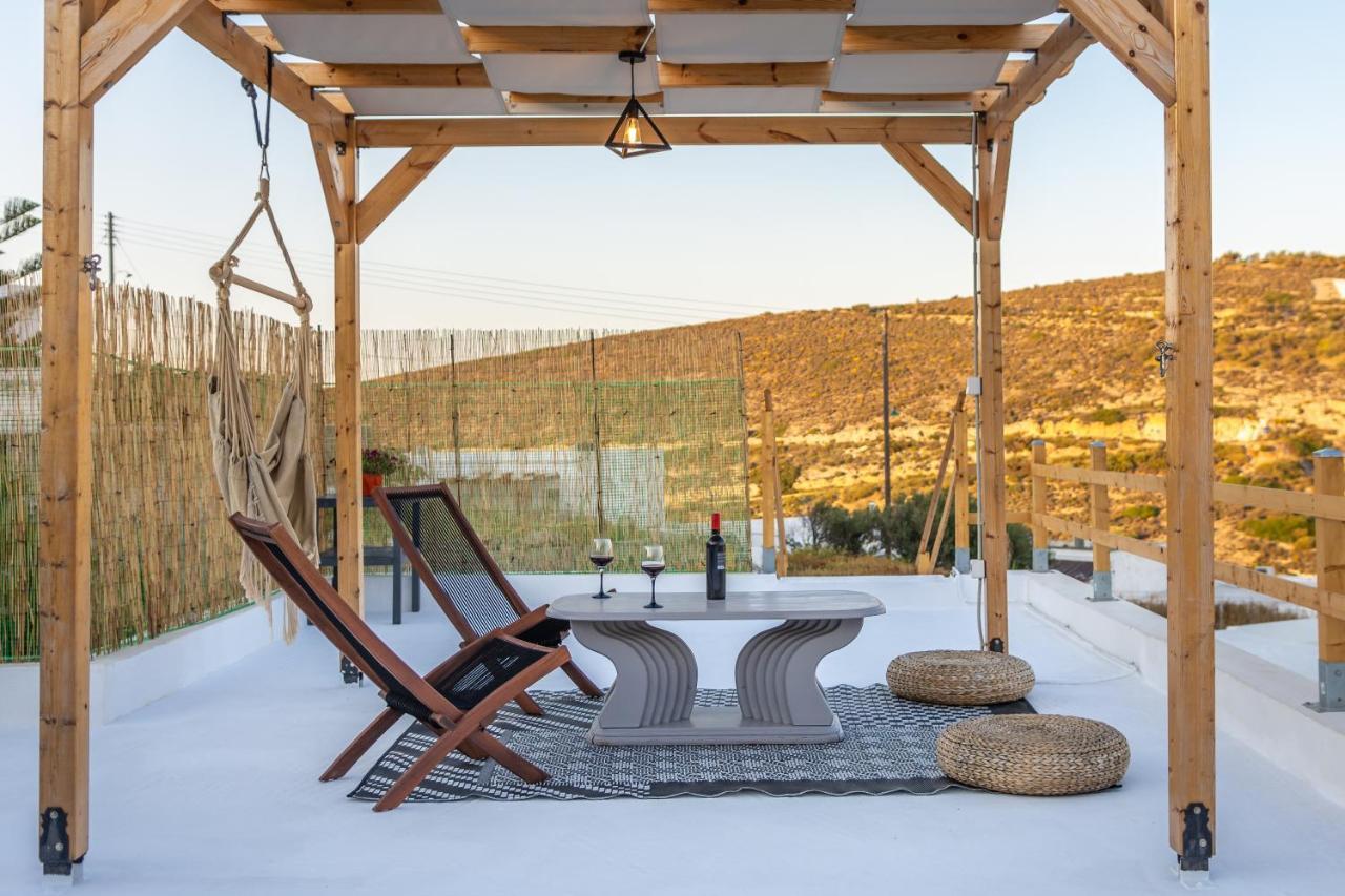 Milos Guesthouse Triovasálos エクステリア 写真